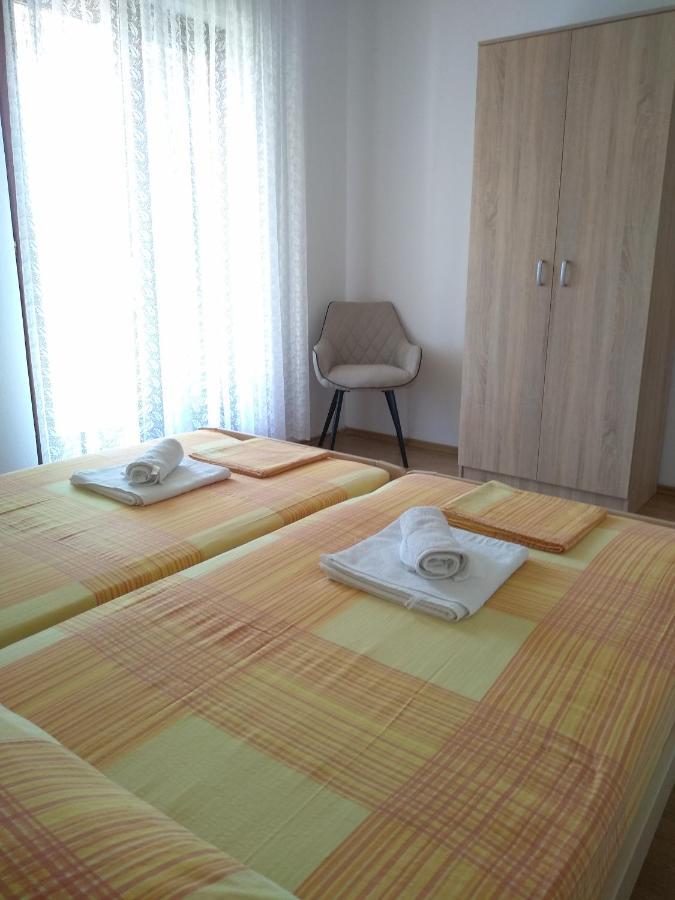 Apartments Vrsalovic Bol Eksteriør bilde